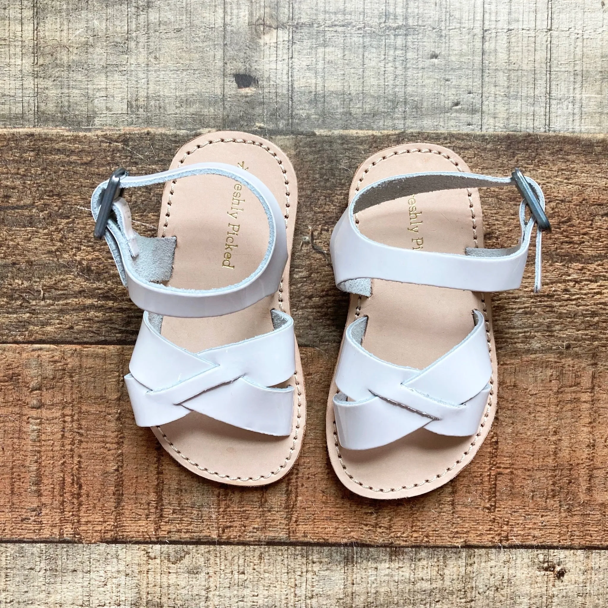 FRESHLY PICKED TODDLER WHITE PATENT LEATHER SANDALS- SIZE 4 ( ONLINE)