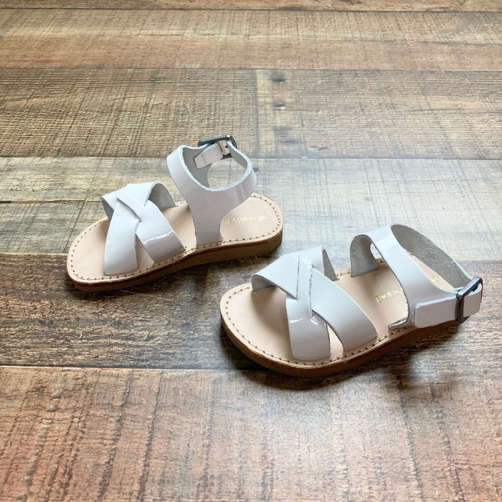 FRESHLY PICKED TODDLER WHITE PATENT LEATHER SANDALS- SIZE 4 ( ONLINE)