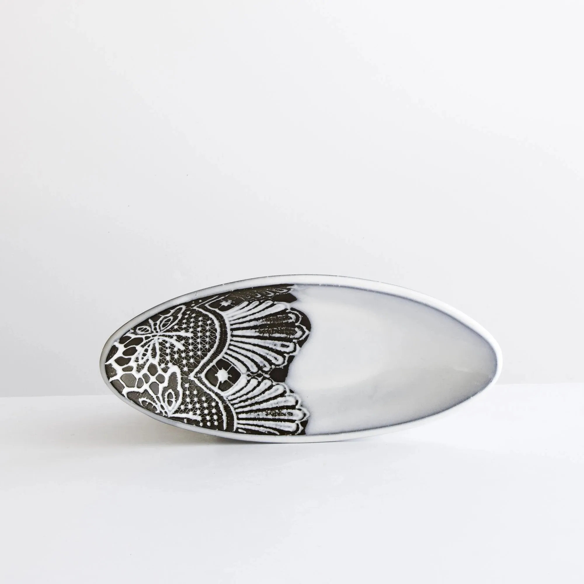 Plate, oval